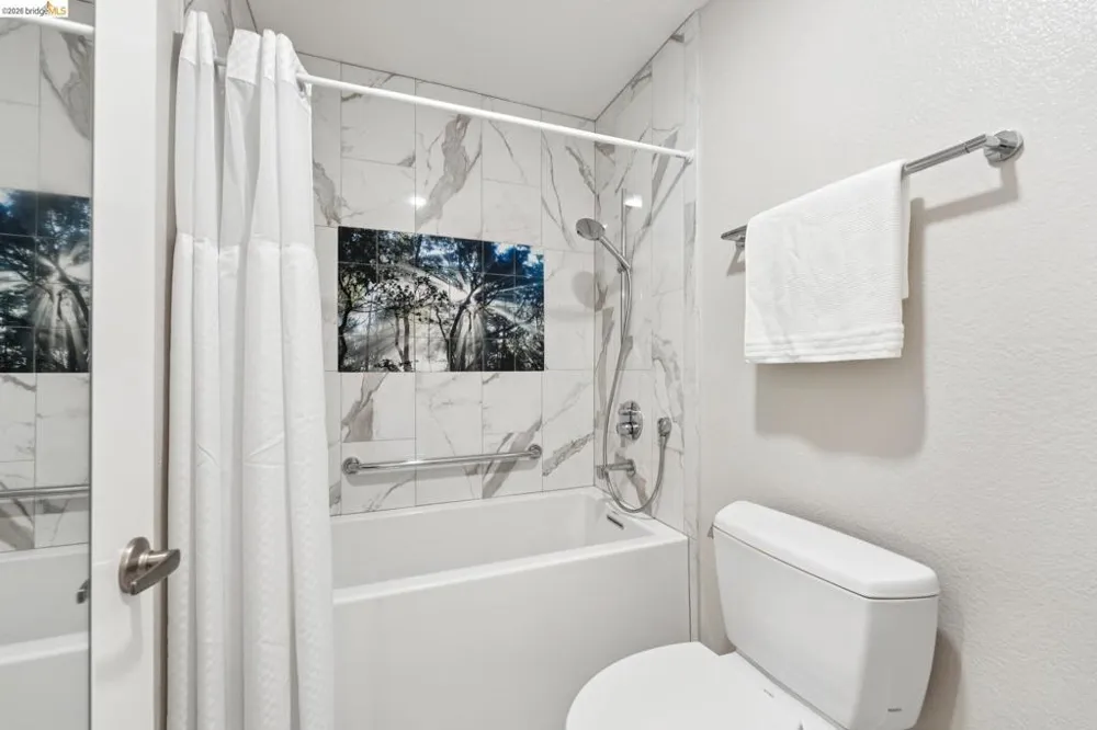 12 Bayside Ct Richmond, CA 94804