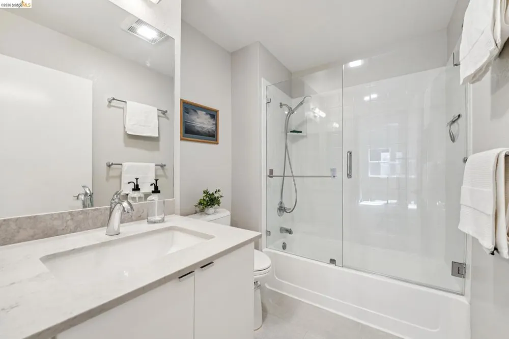 12 Bayside Ct Richmond, CA 94804