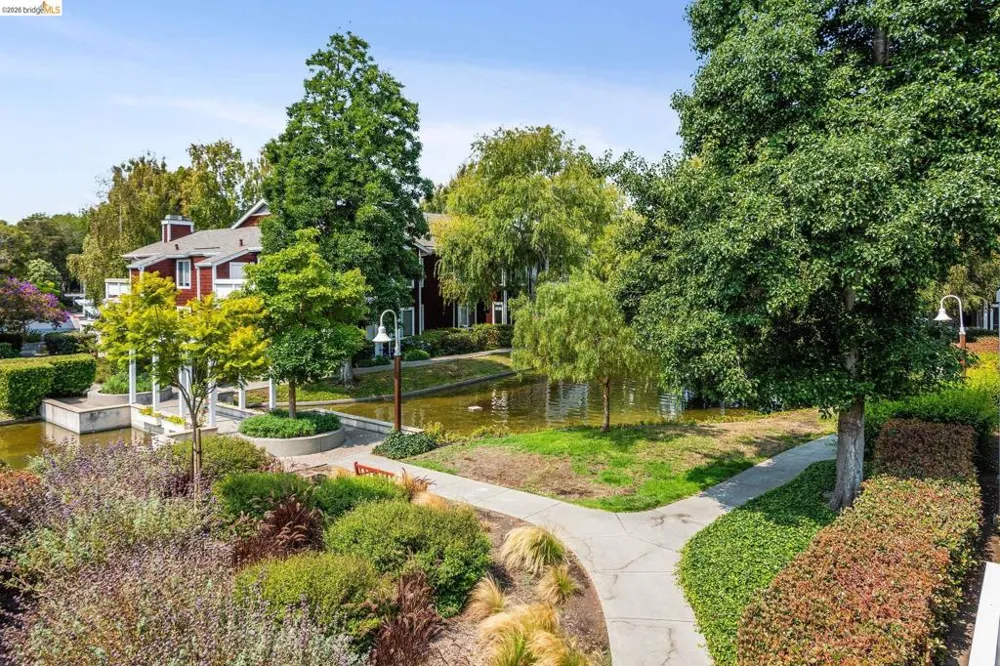 12 Bayside Ct Richmond, CA 94804