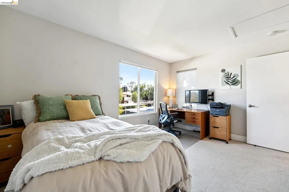 12 Bayside Ct Richmond, CA 94804