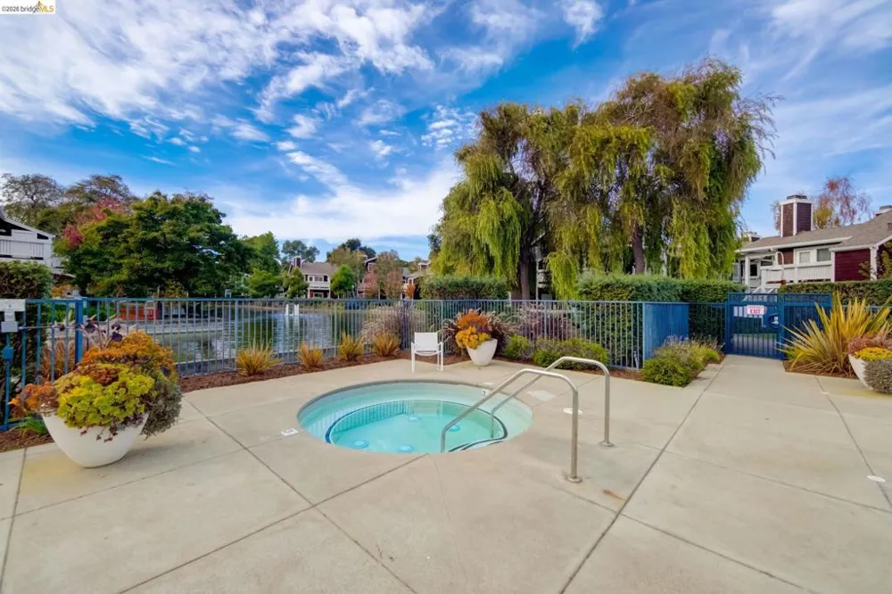 12 Bayside Ct Richmond, CA 94804