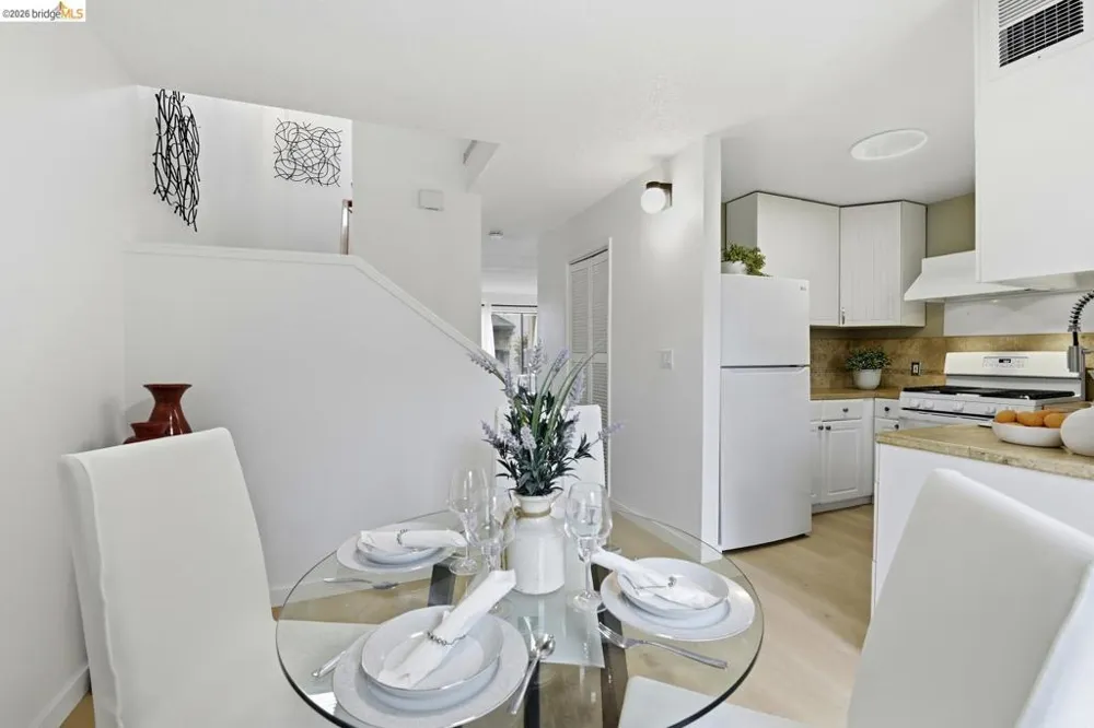 9729 Elmview DR Oakland, CA 94603