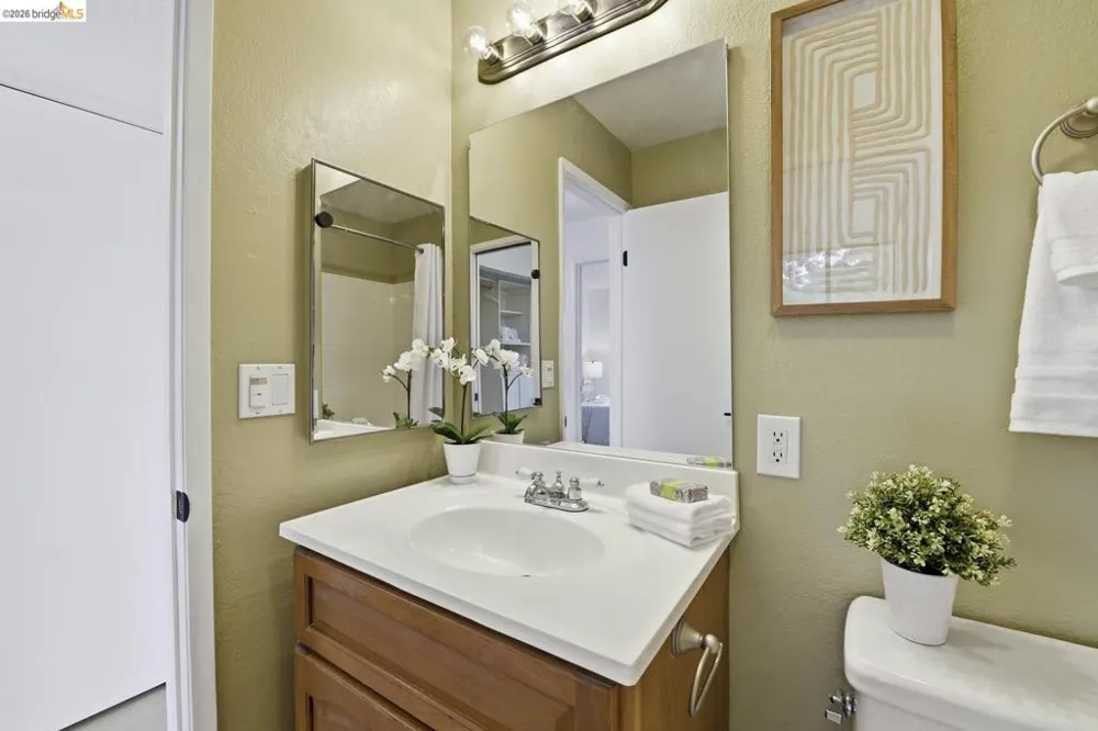 9729 Elmview DR Oakland, CA 94603