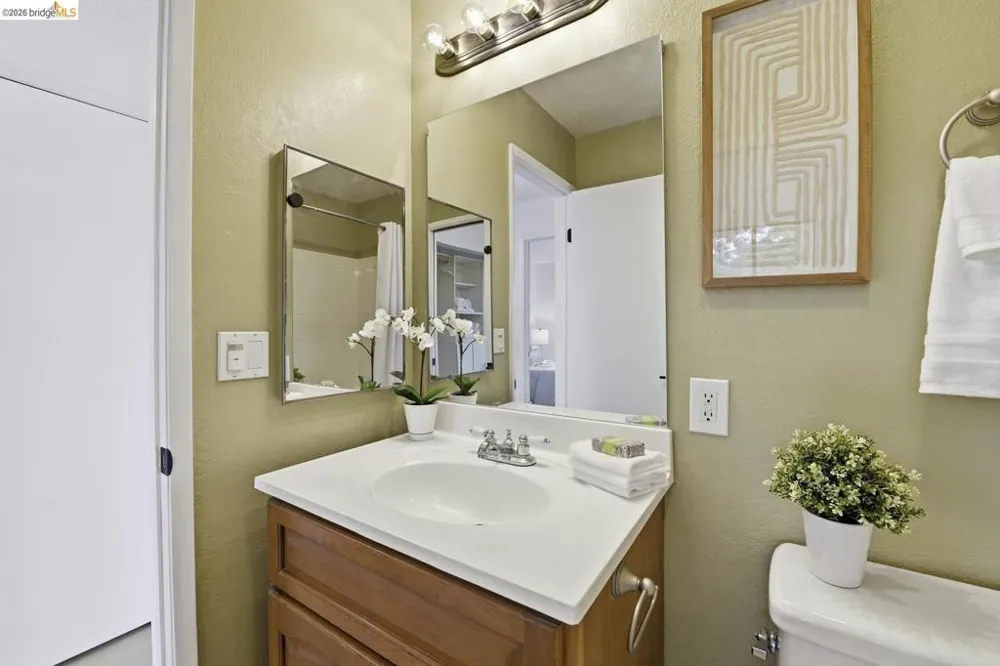 9729 Elmview DR Oakland, CA 94603