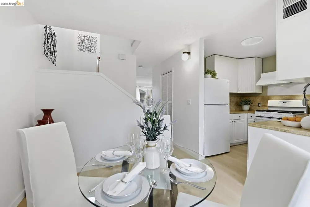 9729 Elmview DR Oakland, CA 94603