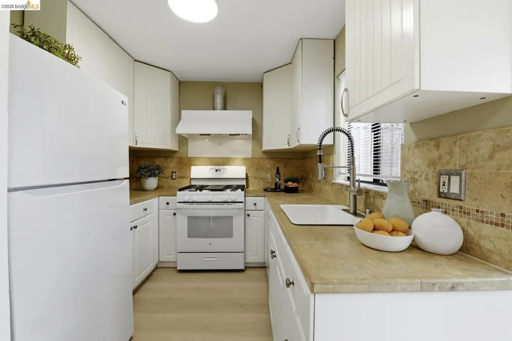 9729 Elmview DR Oakland, CA 94603