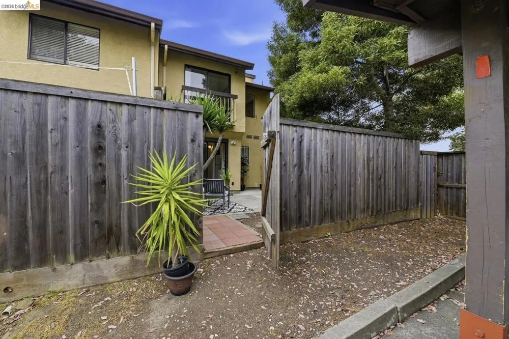 9729 Elmview DR Oakland, CA 94603
