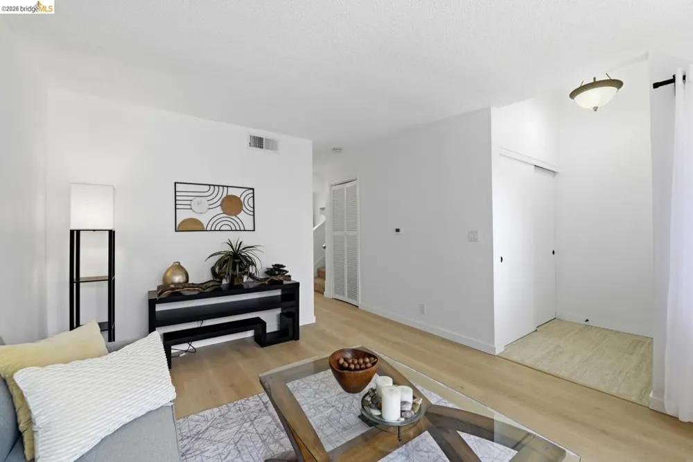 9729 Elmview DR Oakland, CA 94603