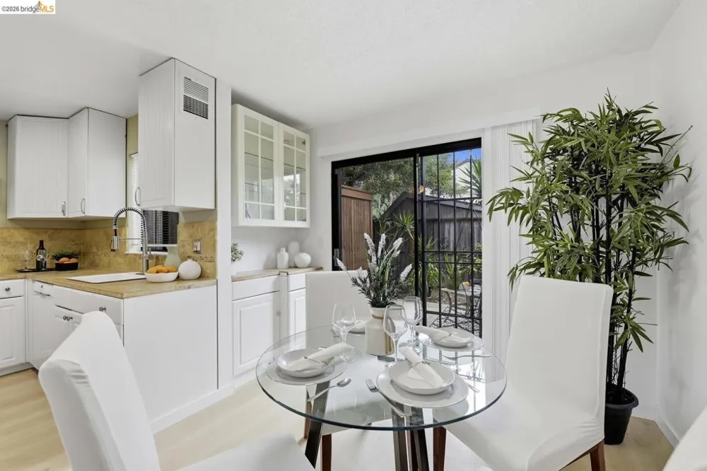 9729 Elmview DR Oakland, CA 94603