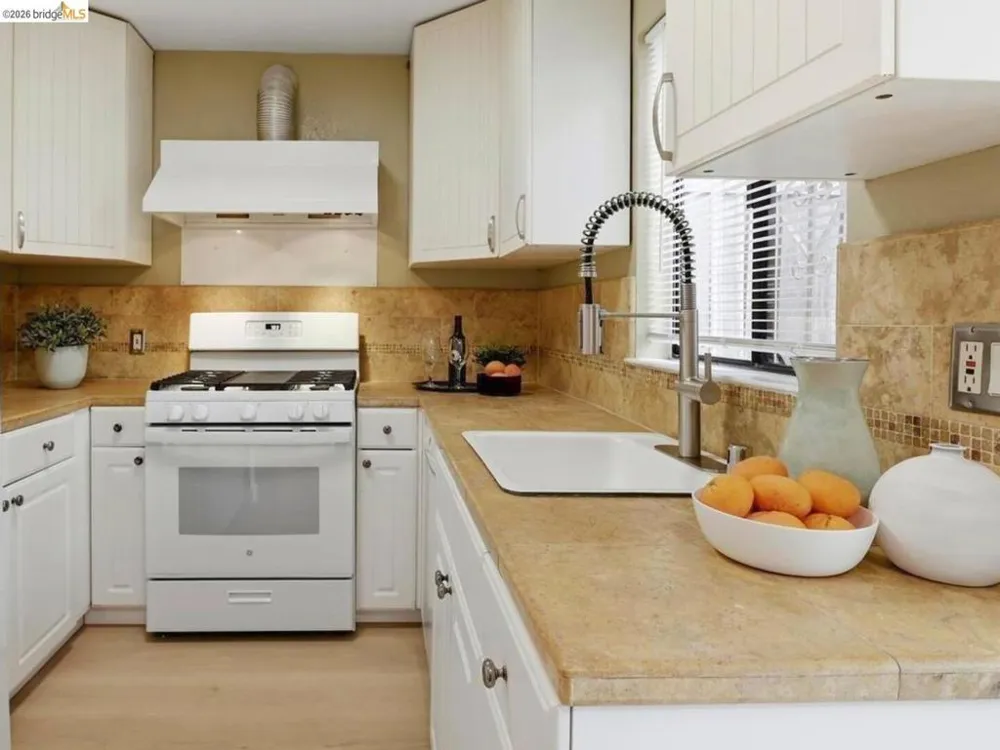 9729 Elmview DR Oakland, CA 94603