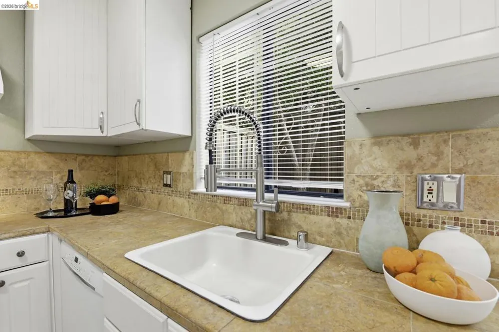 9729 Elmview DR Oakland, CA 94603