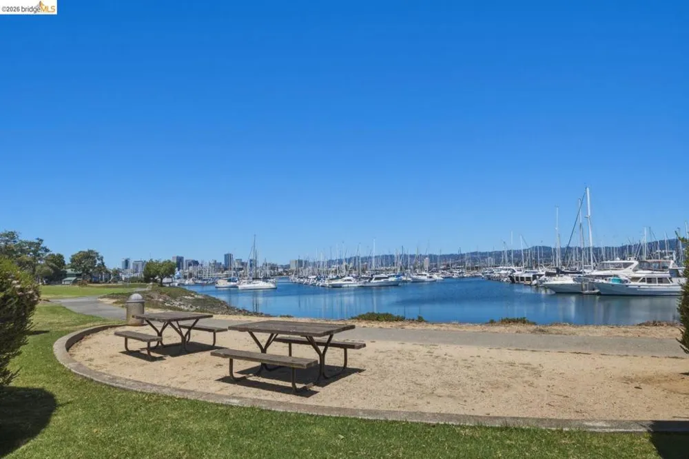 7 Courageous Ct #D52 Alameda, CA 94501