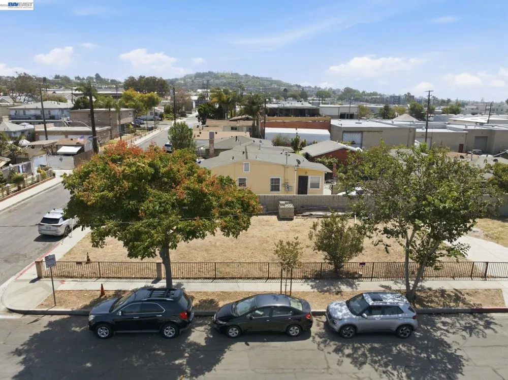 1100 E 23rd St Signal Hill, CA 90755
