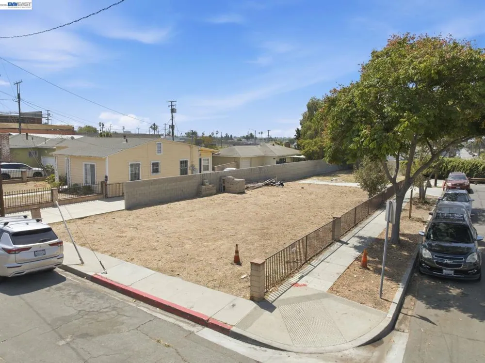 1100 E 23rd St Signal Hill, CA 90755