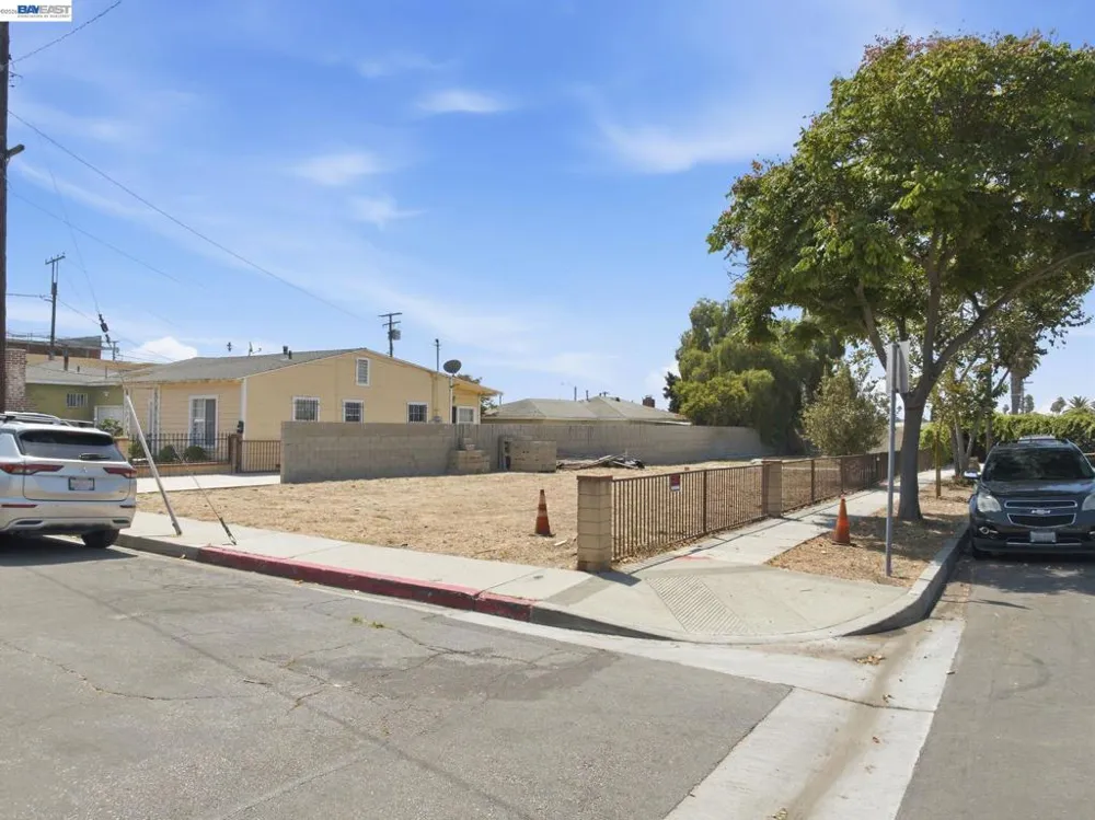 1100 E 23rd St Signal Hill, CA 90755