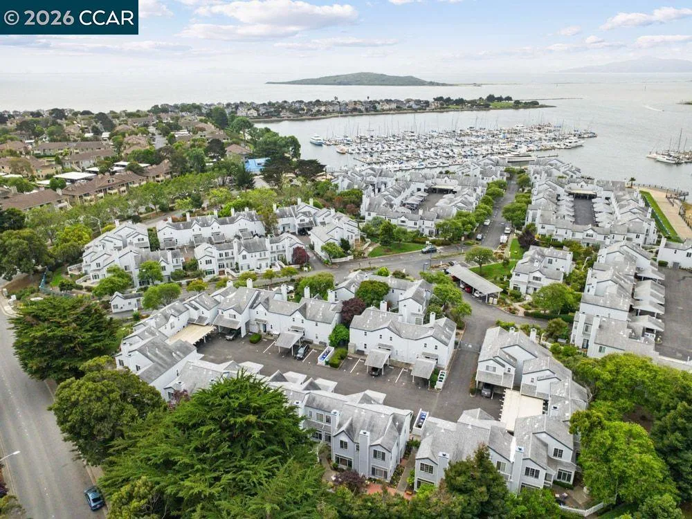 208 Commodore Dr Richmond, CA 94804
