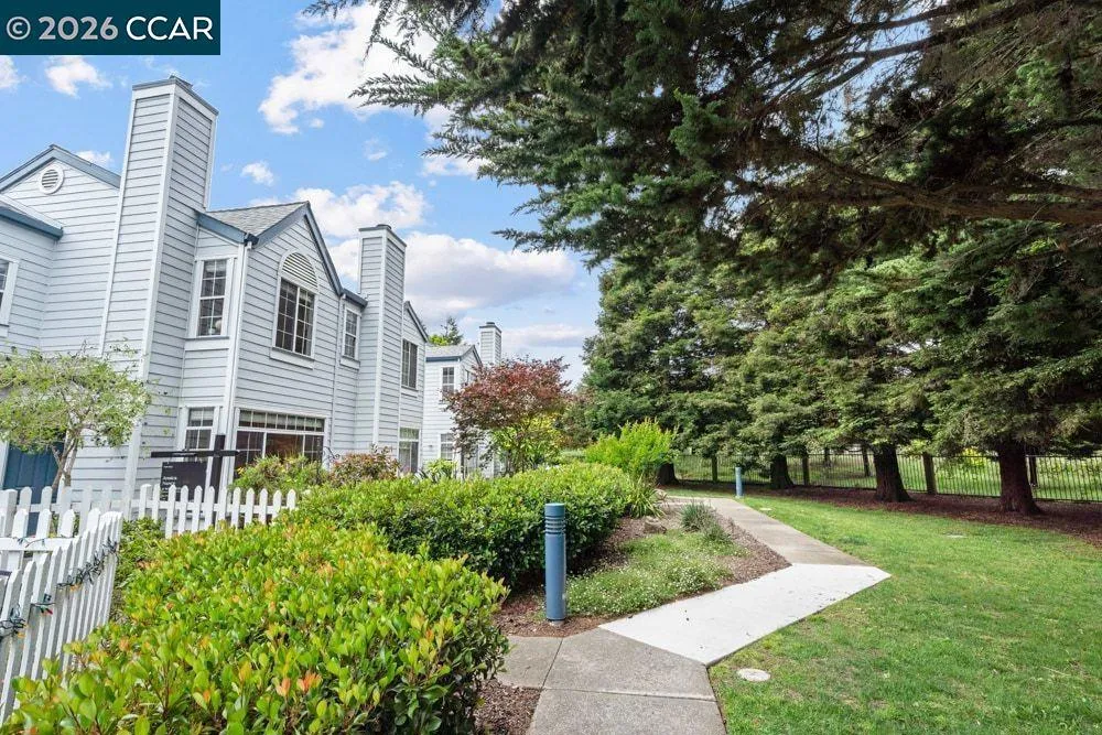 208 Commodore Dr Richmond, CA 94804