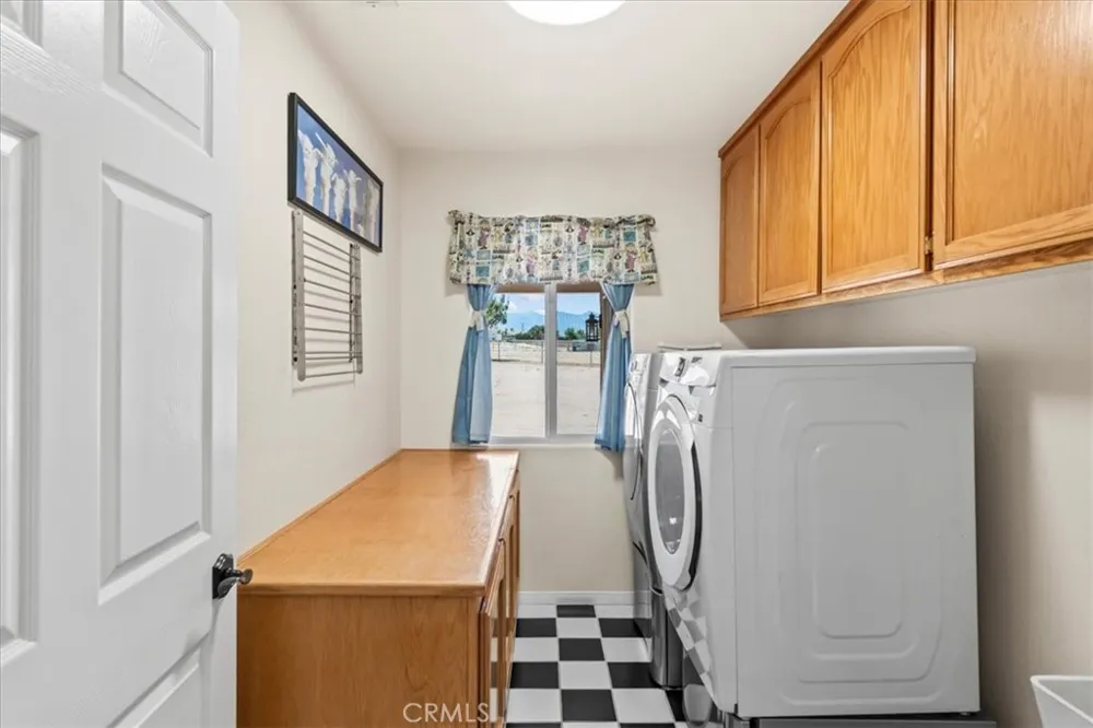 6977 kourie Way Oak Hills, CA 92344