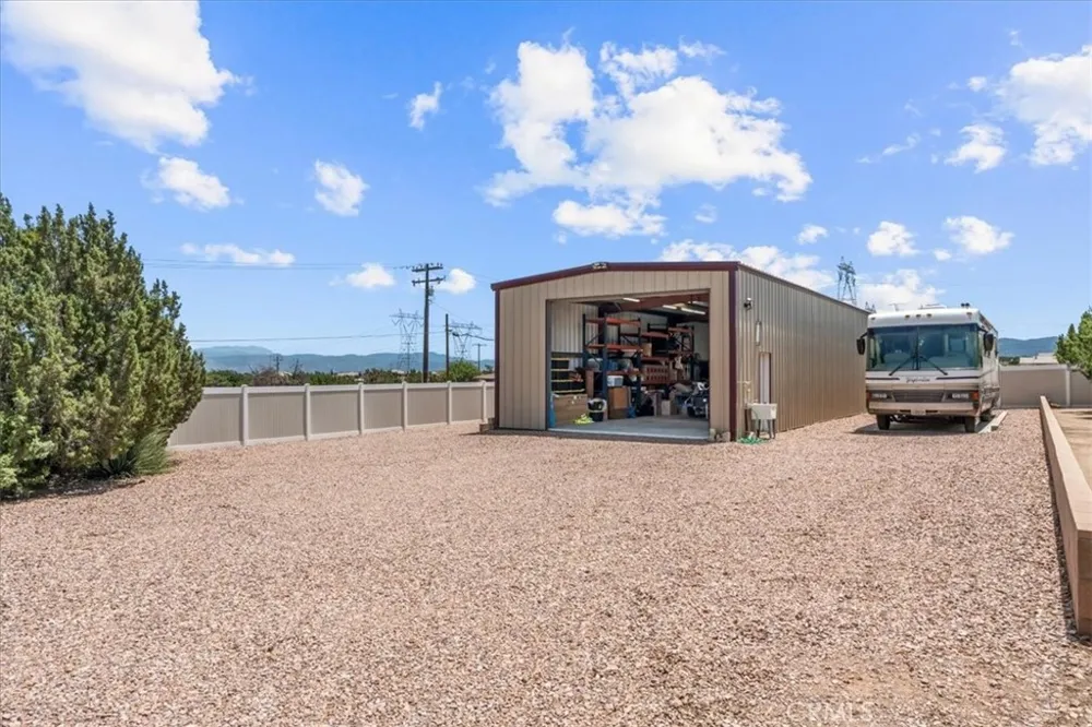 6977 kourie Way Oak Hills, CA 92344