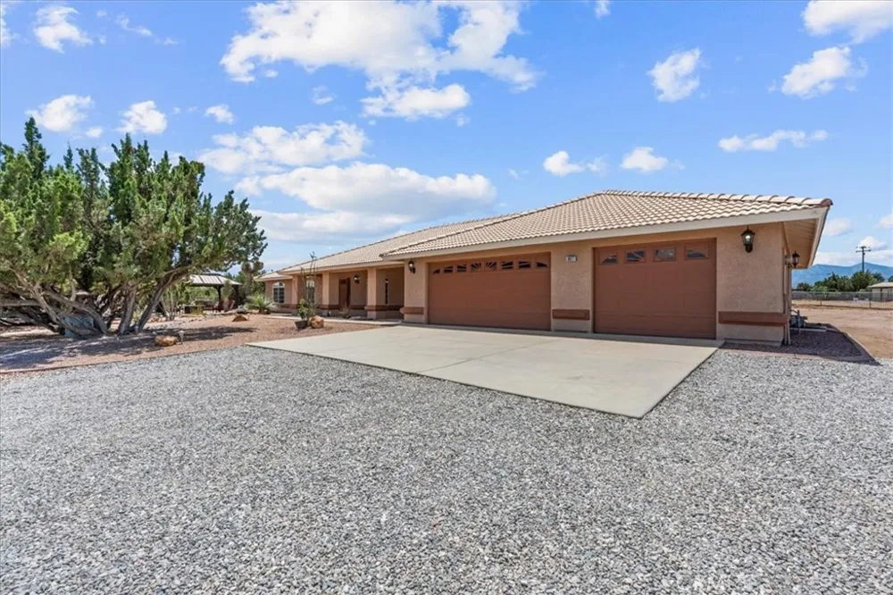 6977 kourie Way Oak Hills, CA 92344