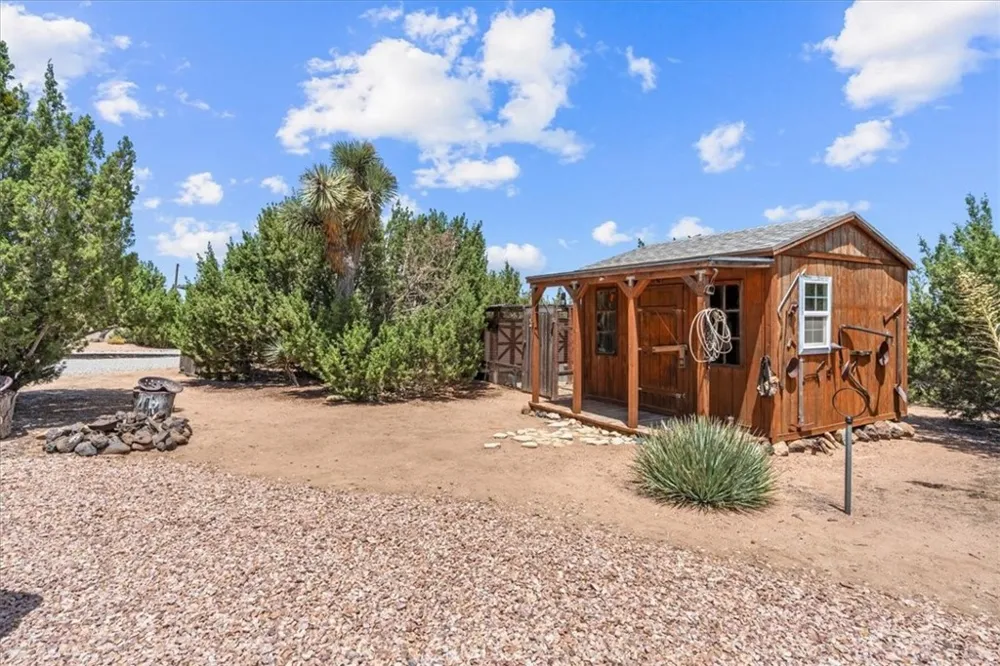 6977 kourie Way Oak Hills, CA 92344