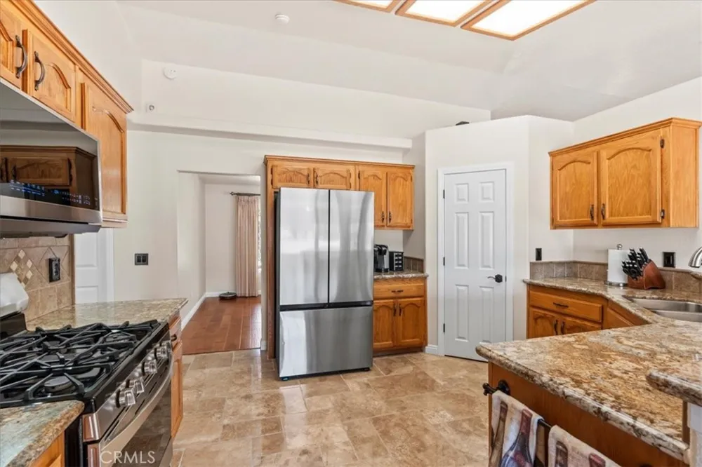 6977 kourie Way Oak Hills, CA 92344