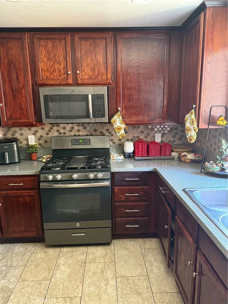 2420 W Sunrise Drive Rialto, CA 92377