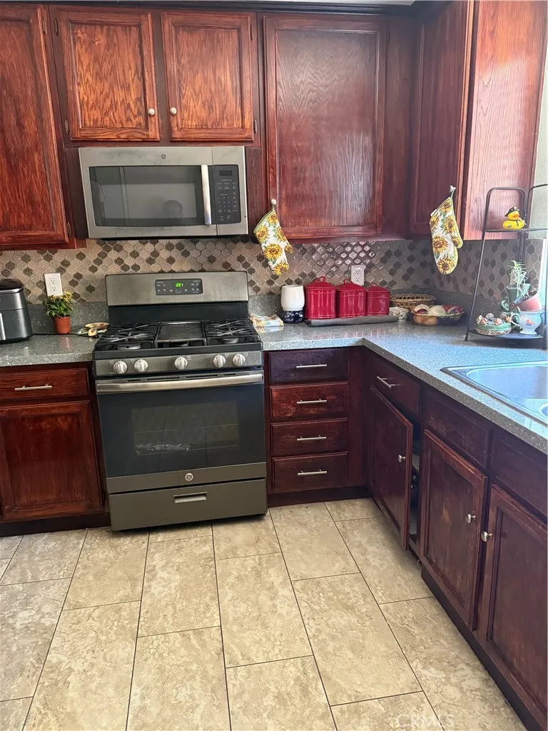 2420 W Sunrise Drive Rialto, CA 92377