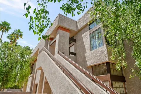 2601 S Broadmoor