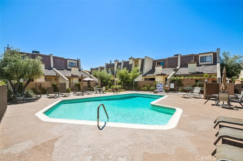 18415 Collins Tarzana, CA 91356