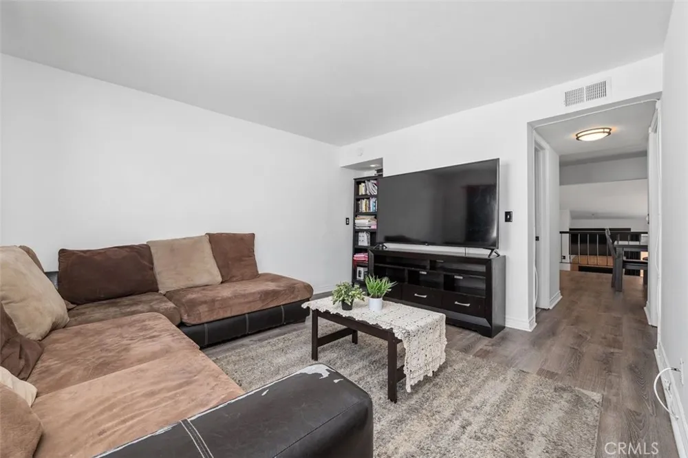 18415 Collins Tarzana, CA 91356