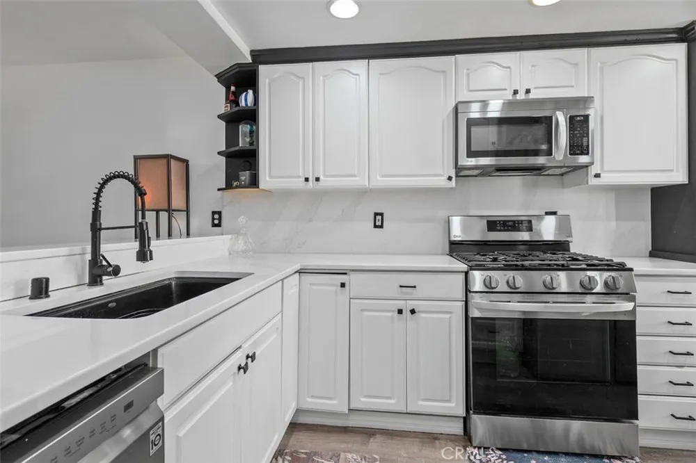 18415 Collins Tarzana, CA 91356