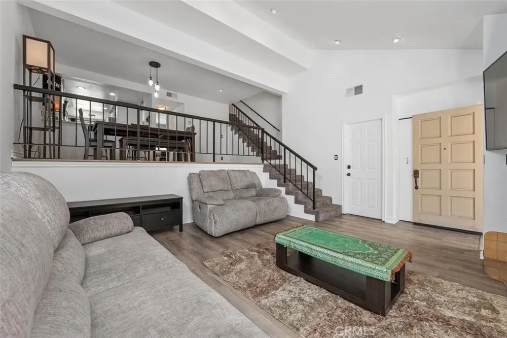 18415 Collins Tarzana, CA 91356