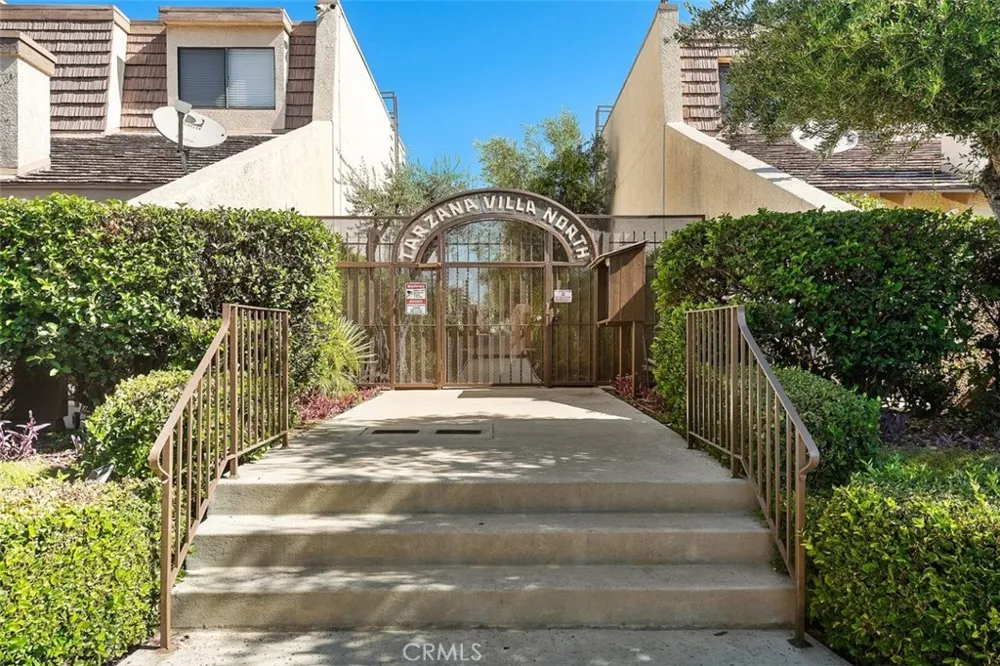18415 Collins Tarzana, CA 91356