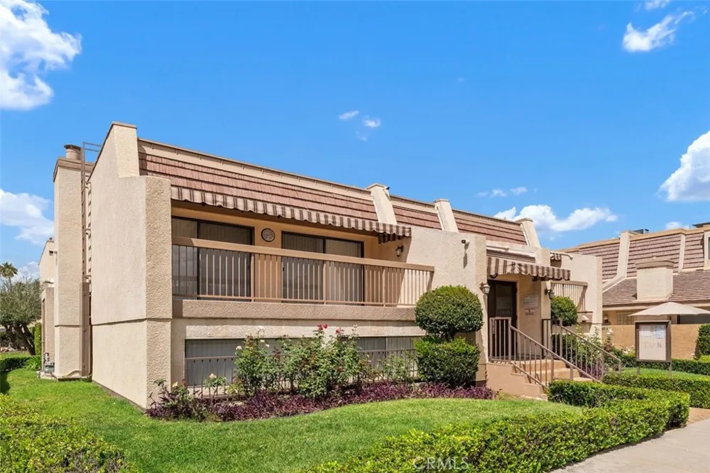 18415 Collins Tarzana, CA 91356