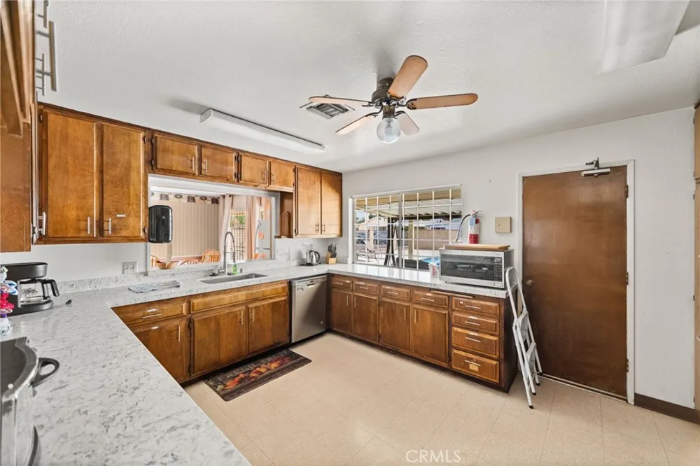 2219 El Toro Hemet, CA 92545