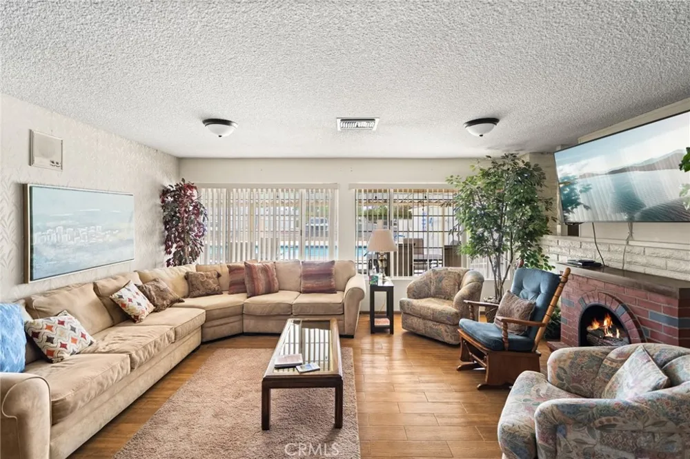 2219 El Toro Hemet, CA 92545