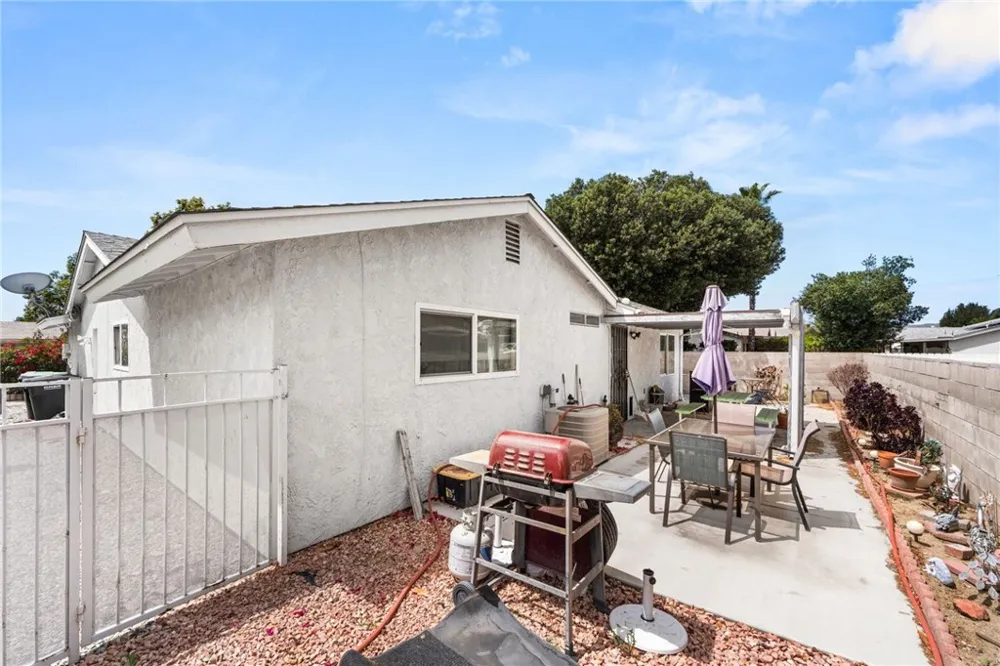 2219 El Toro Hemet, CA 92545