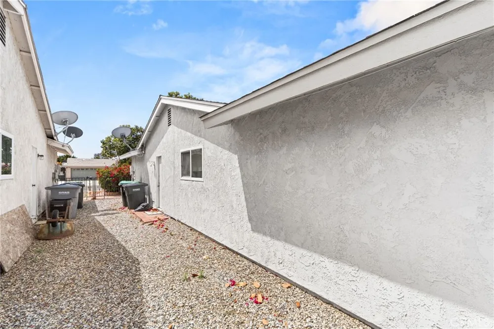 2219 El Toro Hemet, CA 92545