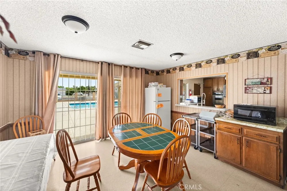 2219 El Toro Hemet, CA 92545