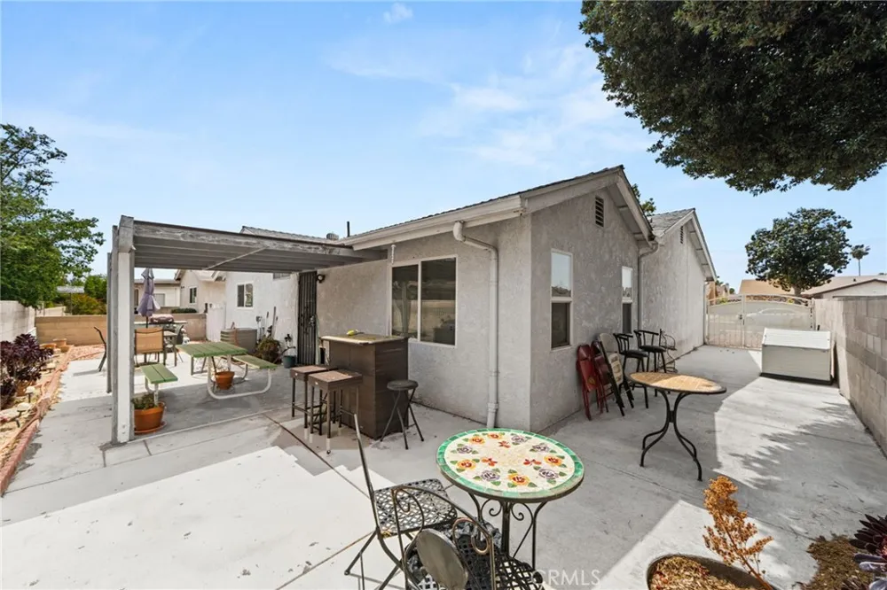2219 El Toro Hemet, CA 92545