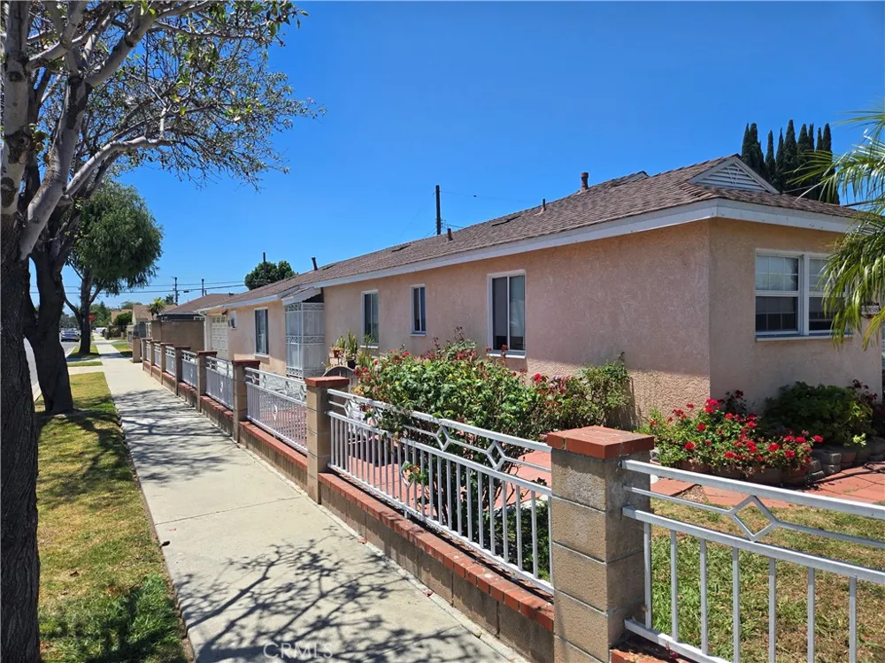 9158 Olive Bellflower, CA 90706