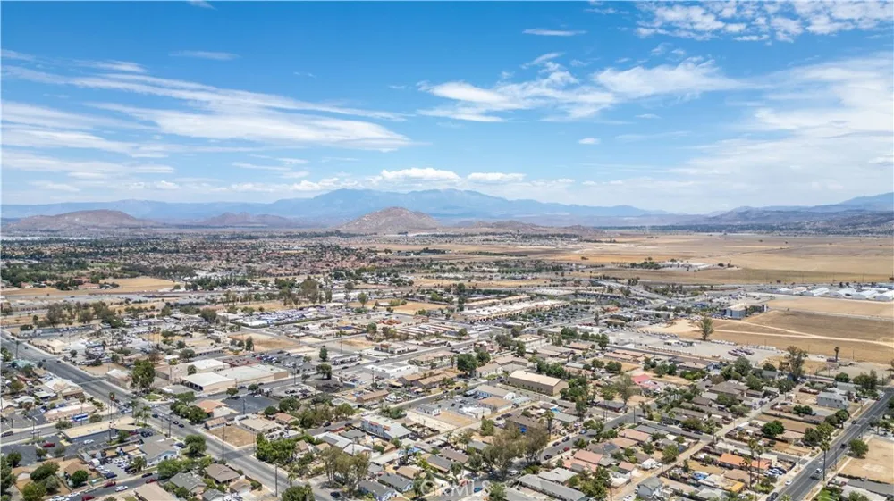 125 E 10th St Perris, CA 92570
