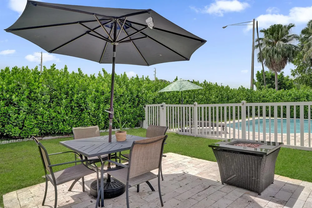 1711 W Oak Knoll Circle Davie, FL 33324