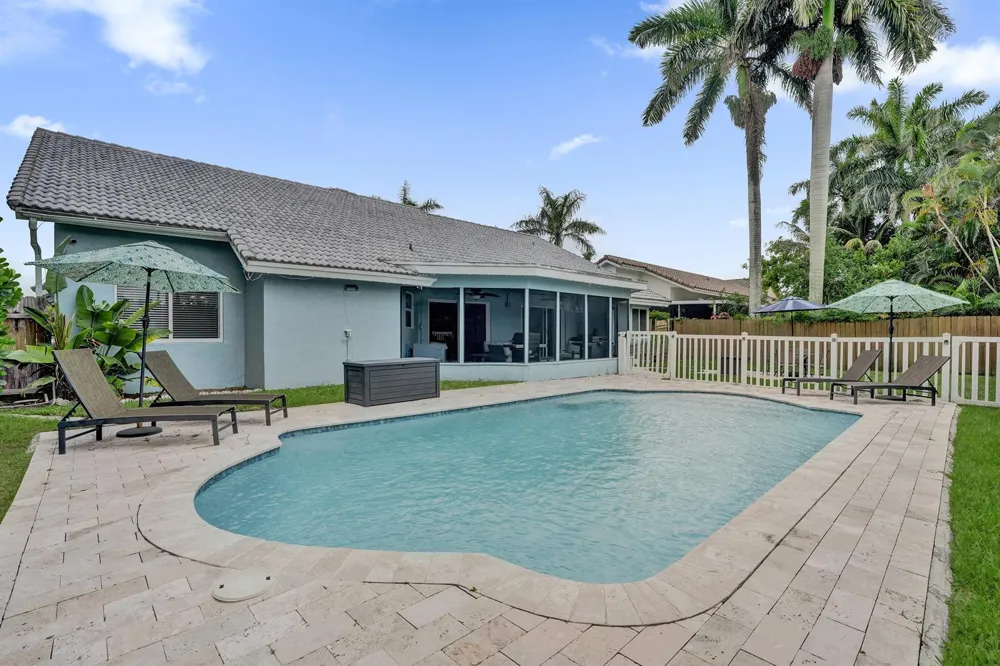 1711 W Oak Knoll Circle Davie, FL 33324