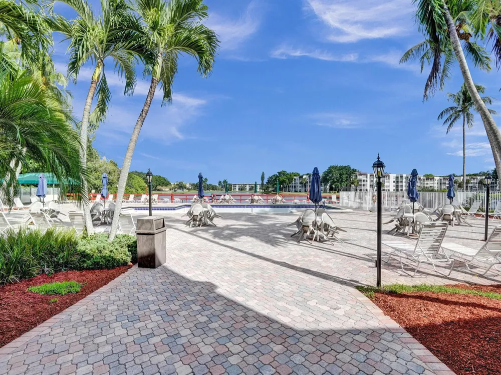 1711 W Oak Knoll Circle Davie, FL 33324