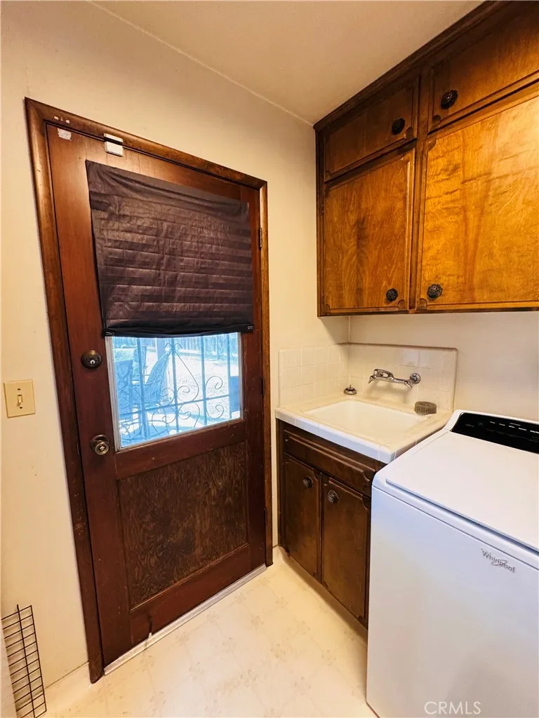 2560 Chestnut Hanford, CA 93230