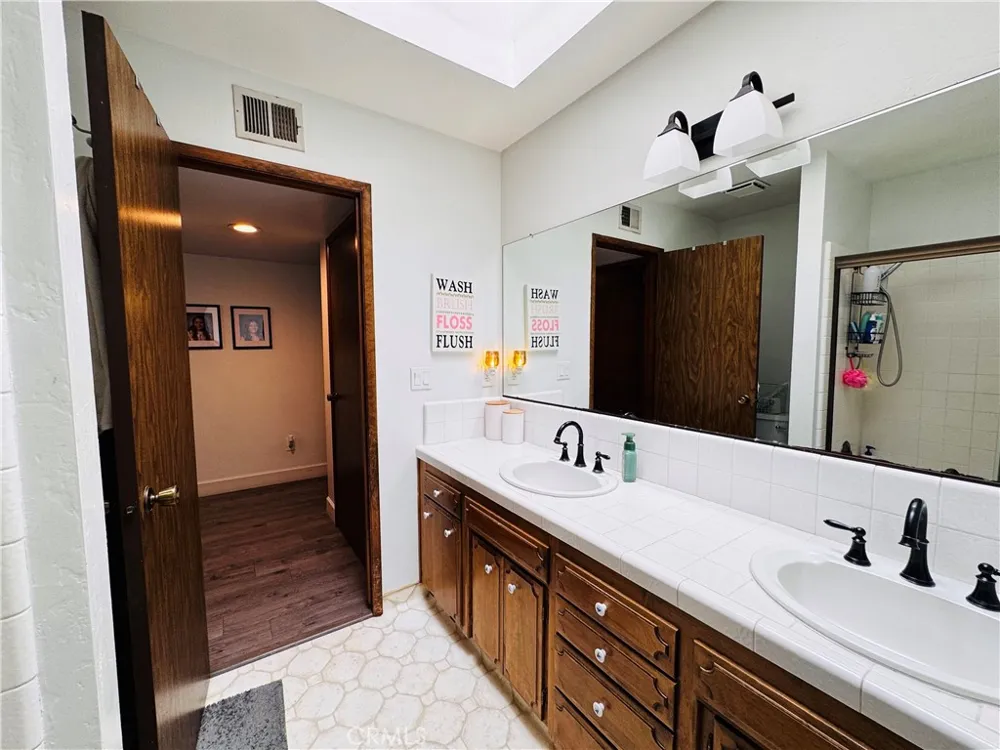 2560 Chestnut Hanford, CA 93230