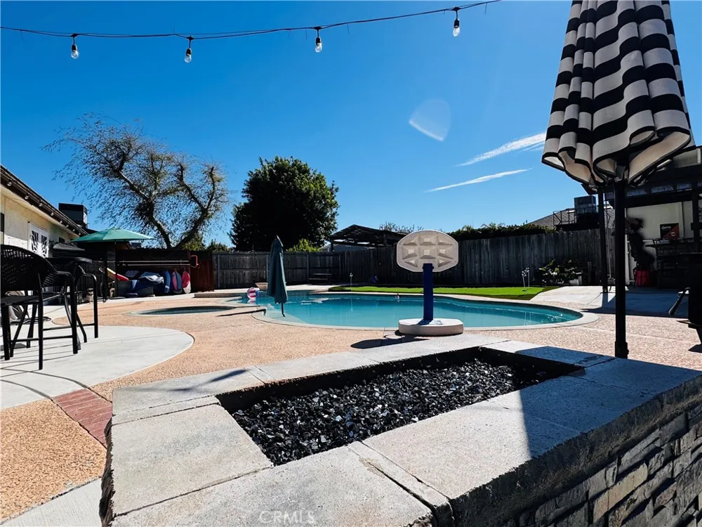 2560 Chestnut Hanford, CA 93230