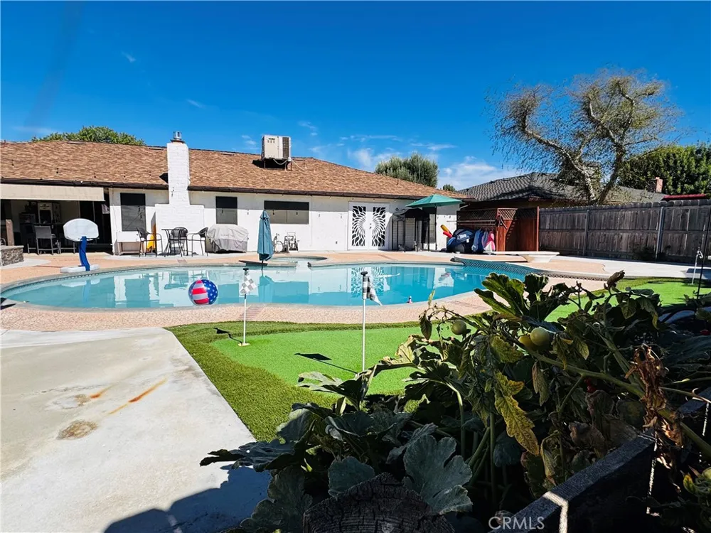 2560 Chestnut Hanford, CA 93230